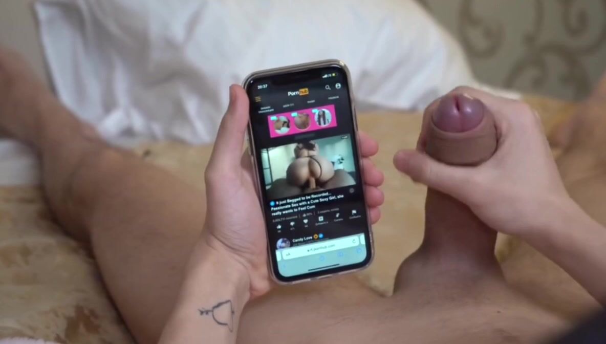 Đang coi sex thủ dâm thì bị chị kế phát hiện và cái kết